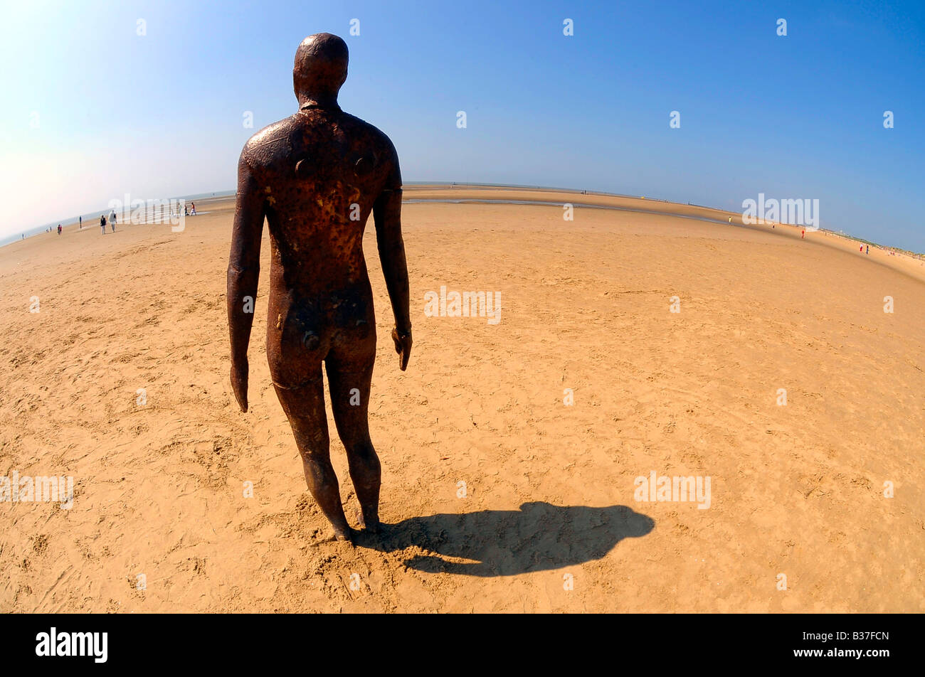 Un altro luogo Anthony Gormley crosby beach liverpool merseyside ghisa life-size figura arte staring orizzonte obiettivo fisheye Foto Stock