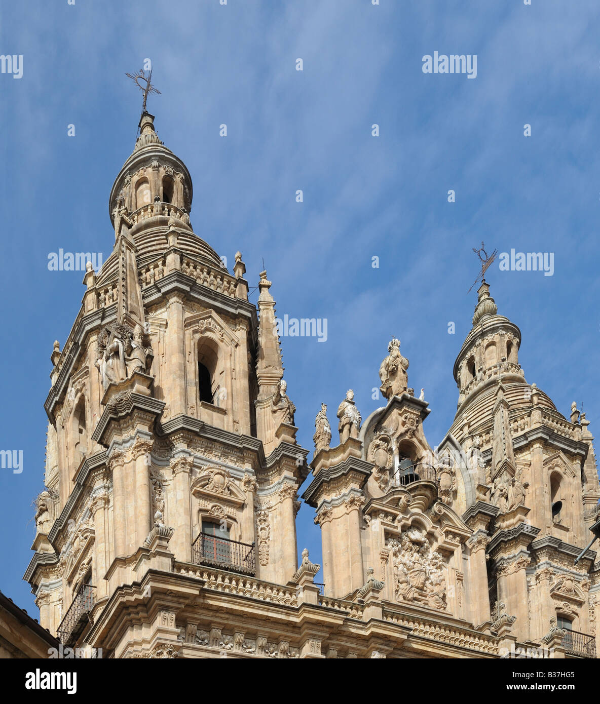 I minareti di pinnacoli e ricca decorazione di La Clerecia o El Colegio del Espirito Santo l'Università Pontificia di Salamanca spagna Foto Stock