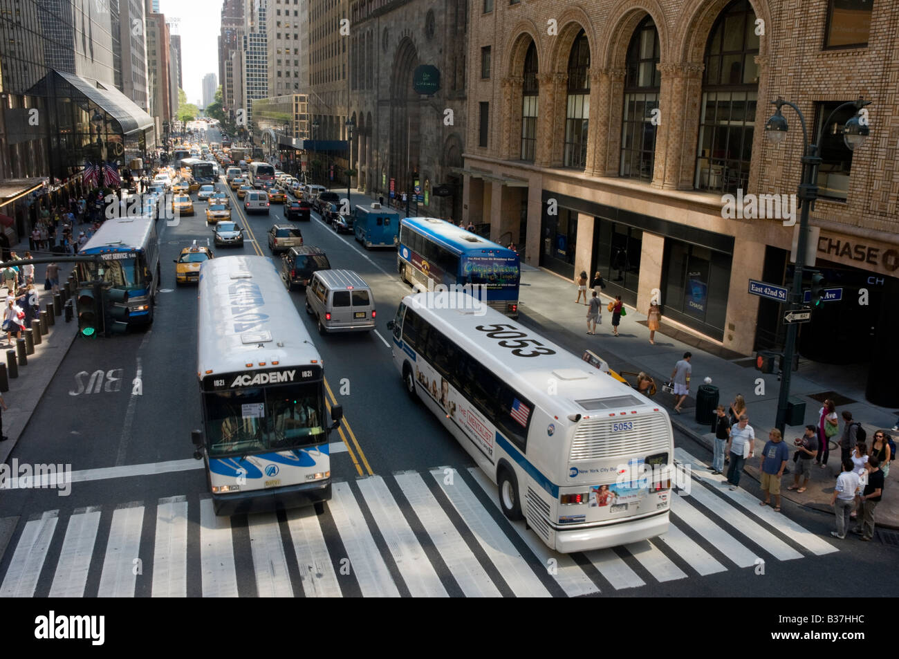 New York NY 16 agosto 2008 vetture bus e taxi compongono midtown il traffico sulla East 42th Street Foto Stock