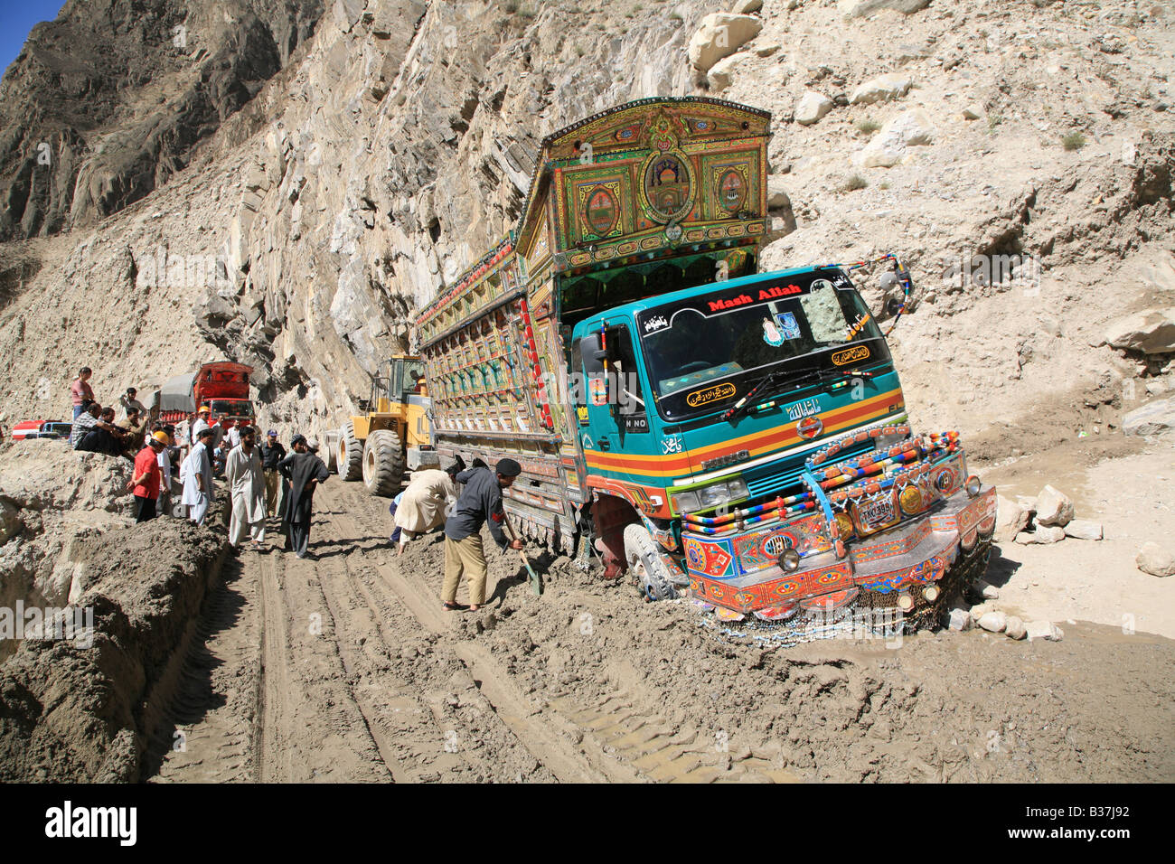 Carrello bloccato in frana di fango sulla Karakoram Highway, Pakistan. Foto Stock