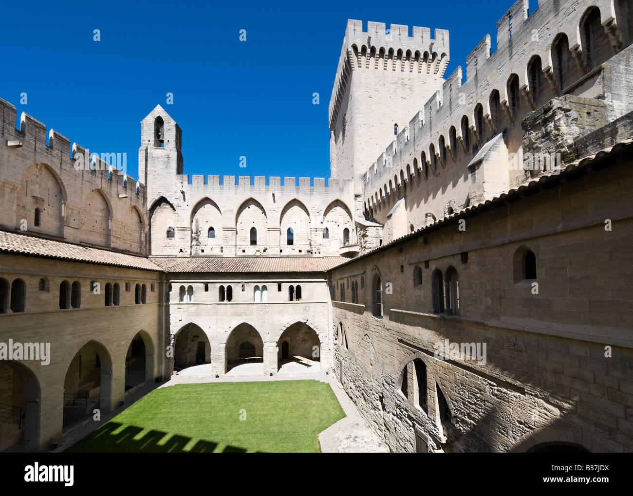 Il Tour de la Campane e chiostri in la Cour du Cloitre, il Palazzo Vecchio, il Palais des Papes, Avignone, Provenza, Francia Foto Stock