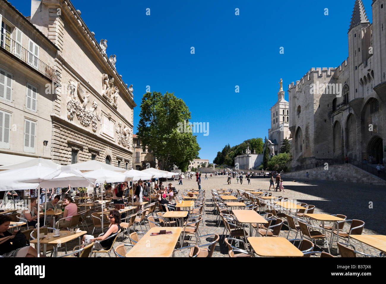 Cafè sul marciapiede di fronte al Palais des Papes e la cattedrale, Place du Palais, Avignone, Provenza, Francia Foto Stock