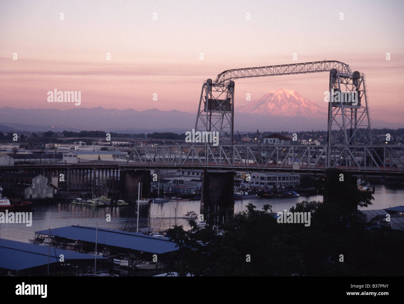 Undicesimo Street Bridge per la marea Appartamenti e porto di Tacoma Washington con Mt. Rainier Foto Stock