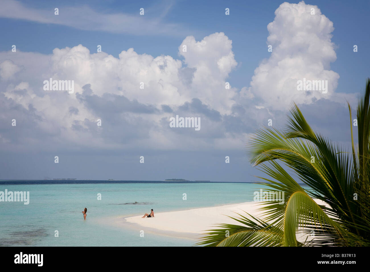 Vista dell'isola deserta spiaggia nell'Atollo di Ari Sud alle Maldive nei pressi di India Foto Stock