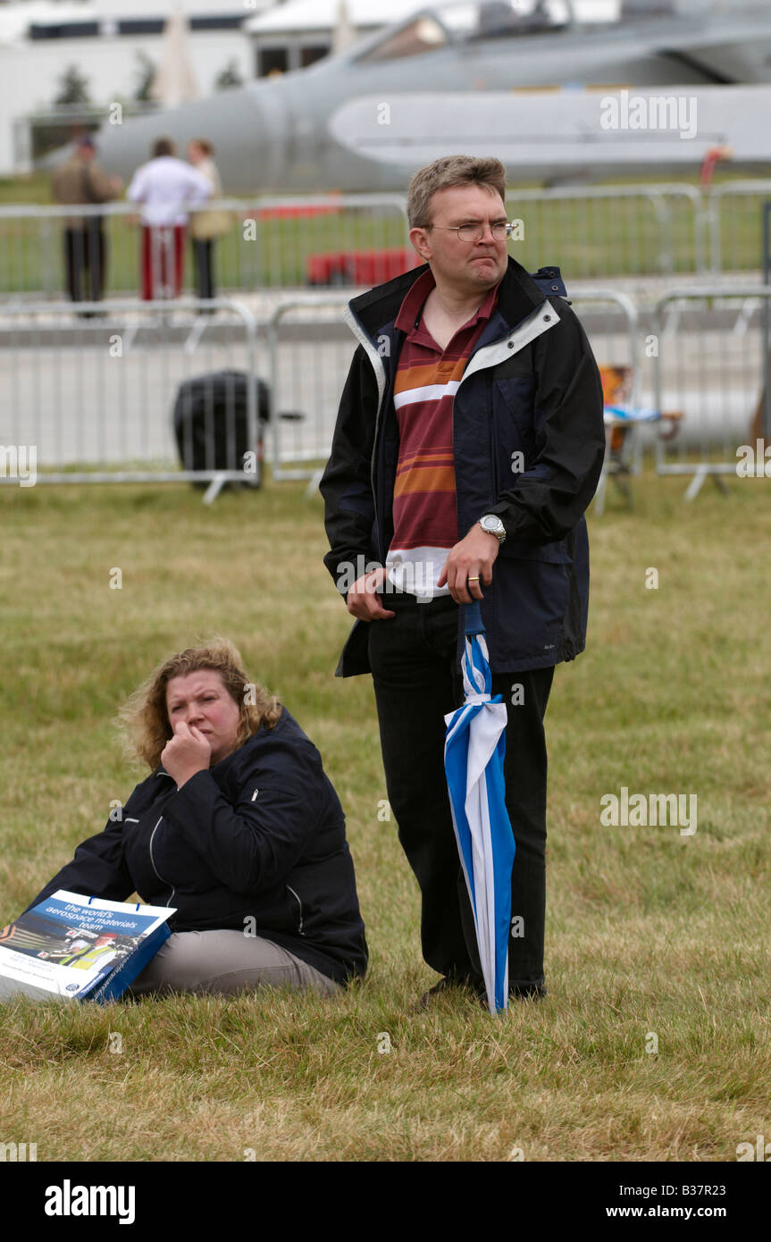 Gli spettatori a guardare il display di aria a Farnborough Air Show 2008 su appassionati giorno Foto Stock