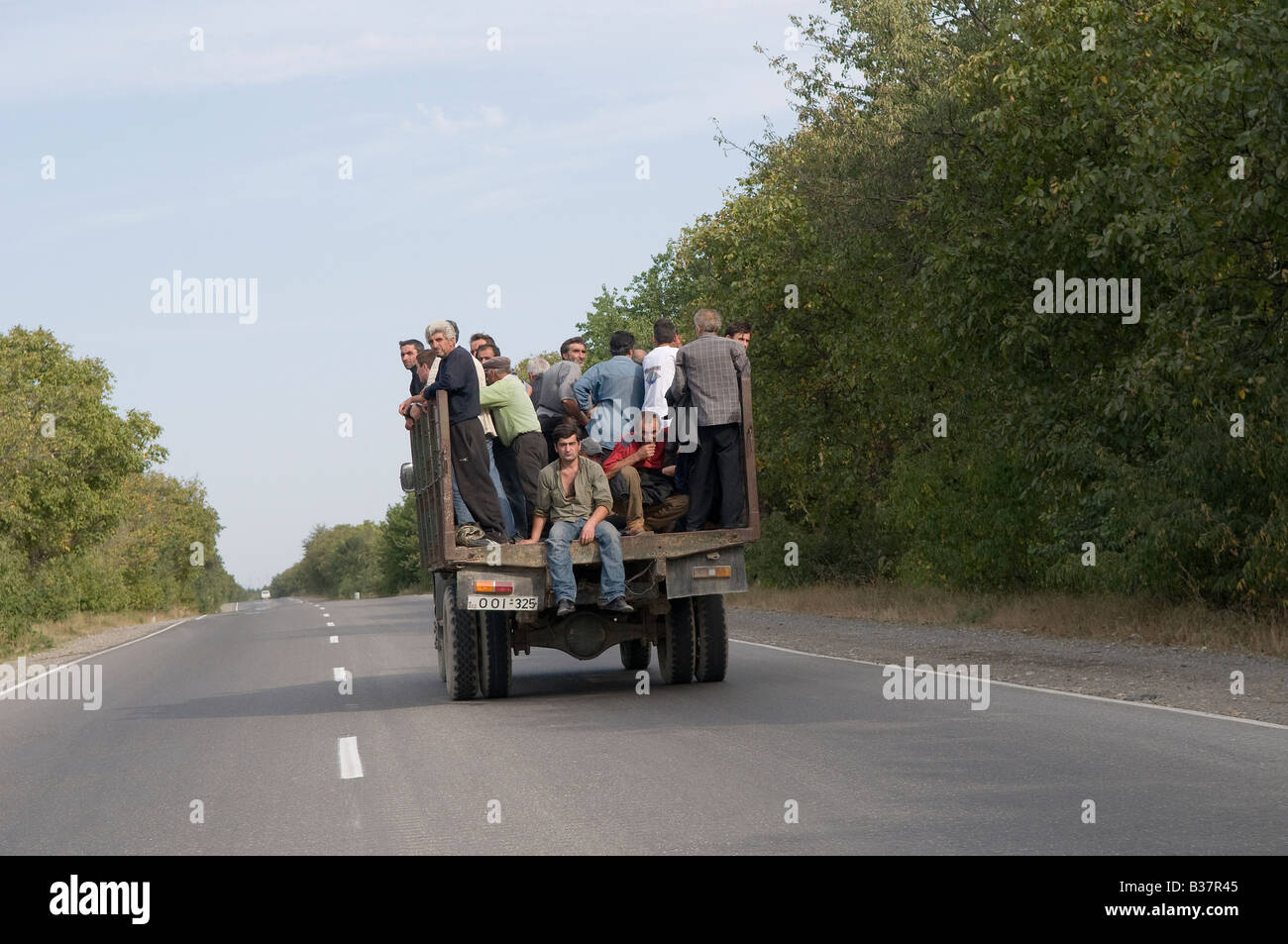 Gli abitanti di un villaggio a cavallo di un carrello in Georgia Foto Stock