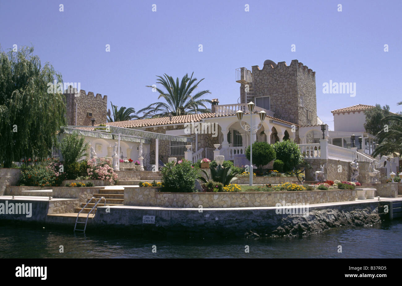 Grandi case esclusive affacciato sul canal ormeggio per barche Empuria Brava Catalogna Catalogna Spagna Foto Stock