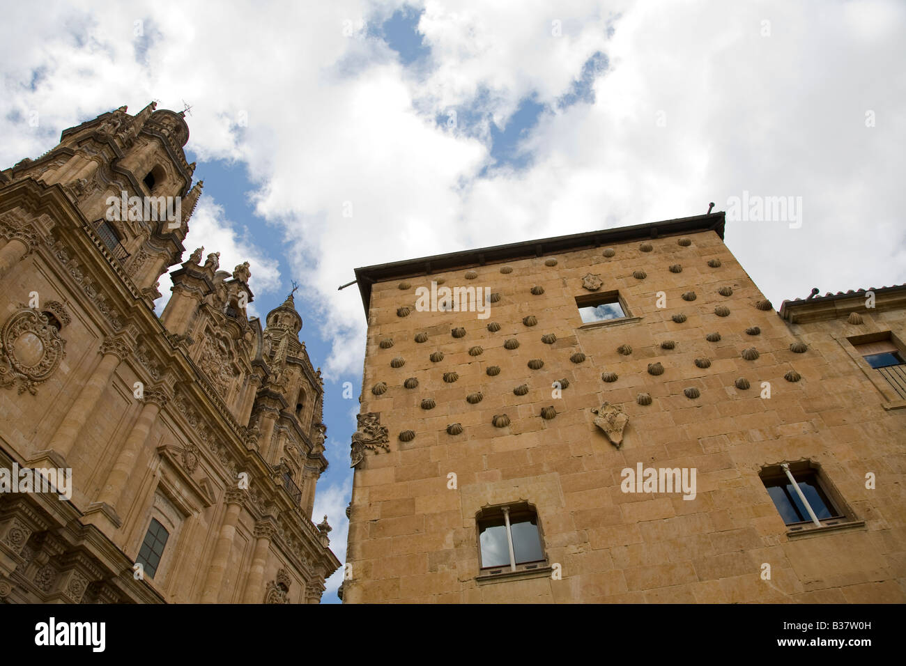 Spagna Salamanca esterno della Casa de las Conchas e la Clerecia edifici pietra miliare in città Foto Stock