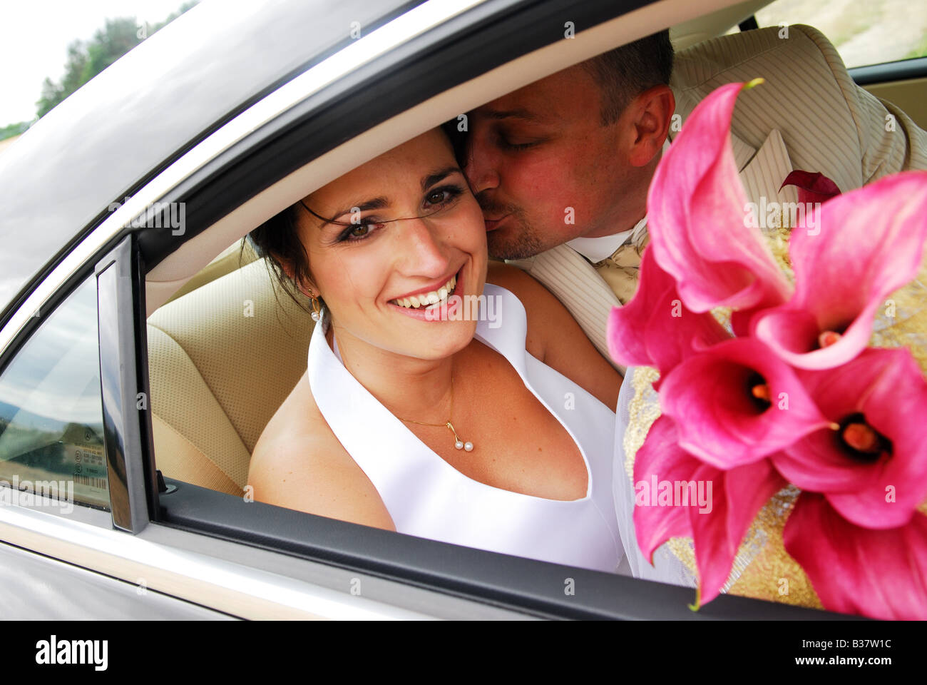 Coppia di nozze,vibrazioni di nozze, matrimonio unico,coppia di nozze, GlobalLoveDay, coppia il giorno del matrimonio,matrimonio, fiori, fresco, vibrazioni di nozze, Foto Stock
