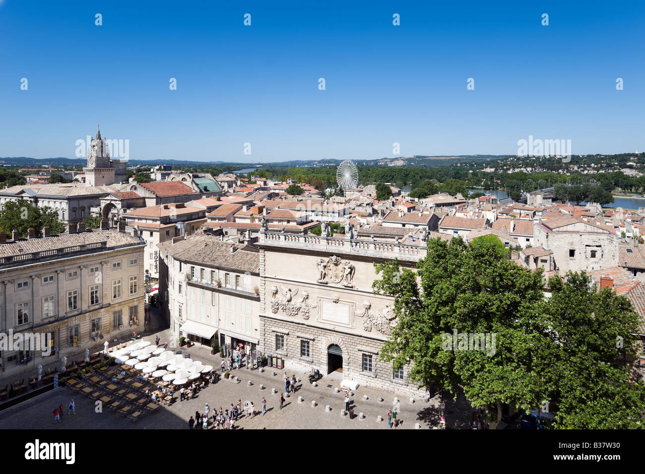 Vista su Place du Palais verso il fiume Rodano e la Place de l'Horloge, Palais des Papes, Avignone, Provenza, Francia Foto Stock