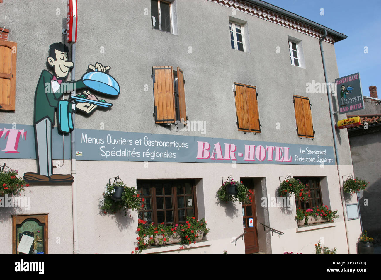 Bar Hotel con segno indicante il cameriere con piastra di argento e copertura a cupola Sauvain Francia centrale Foto Stock
