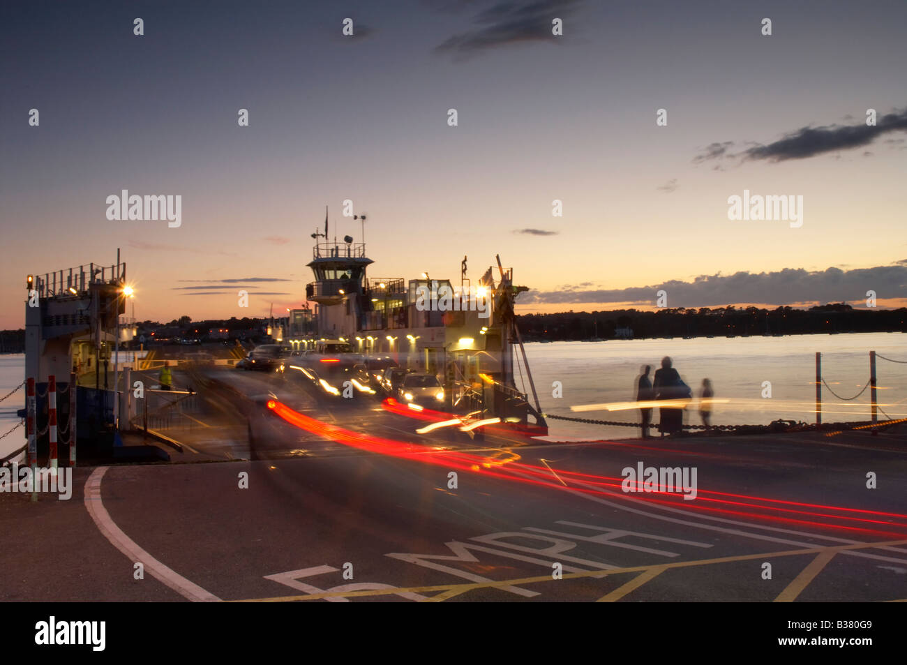 Cars driving on e off il Torpoint ferry al crepuscolo in Plymouth Devon UK Foto Stock