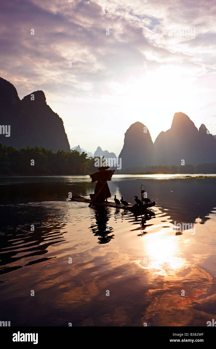 Cormorano pescatore di Lijang Fiume Li Xingping Guilin provincia Cina modello di rilascio 701 Foto Stock