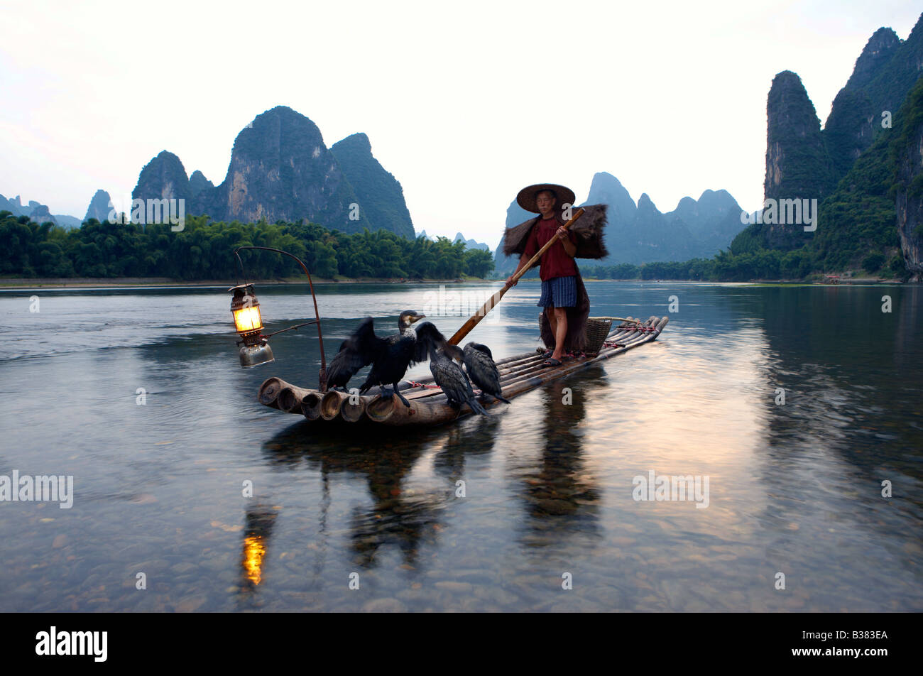 Cormorano pescatore di Lijang Fiume Li Xingping Guilin provincia Cina modello di rilascio 701 Foto Stock