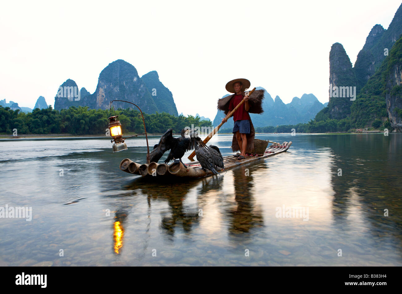 Cormorano pescatore di Lijang Fiume Li Xingping Guilin provincia Cina modello di rilascio 701 Foto Stock