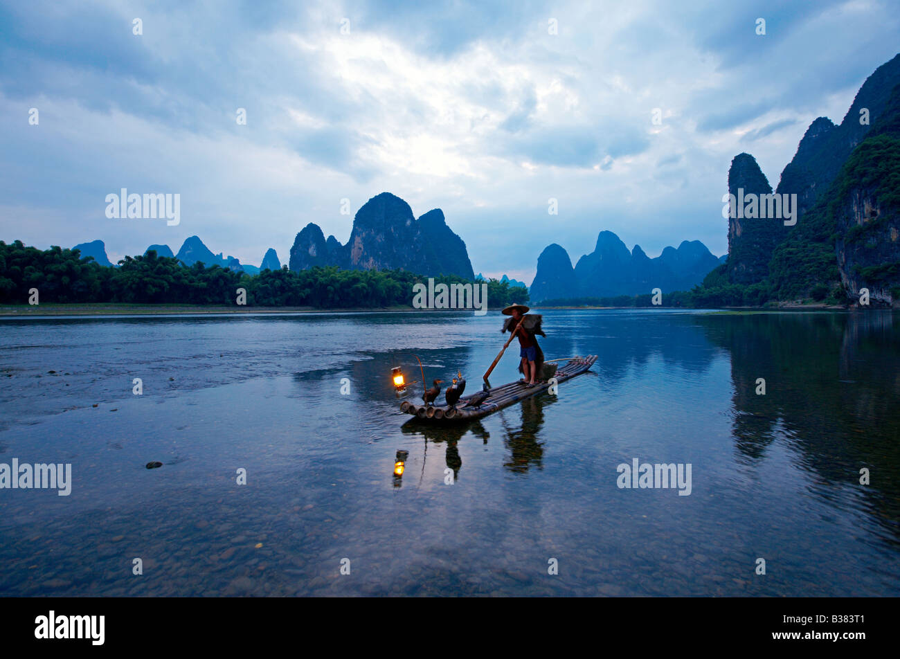 Cormorano pescatore di Lijang Fiume Li Xingping Guilin provincia Cina modello di rilascio 701 Foto Stock