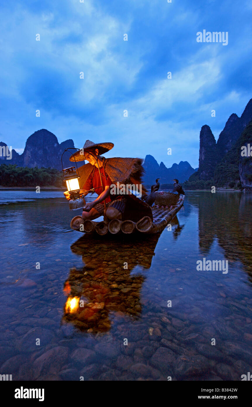 Cormorano pescatore di Lijang Fiume Li Xingping Guilin provincia Cina modello di rilascio 701 Foto Stock