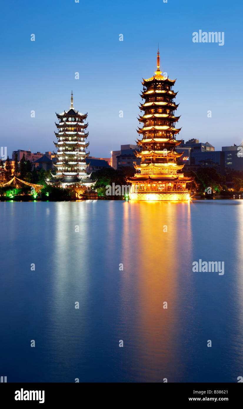 A doppia torre del sole e della luna Lago Shanhu Guilin Cina del Sud Foto Stock