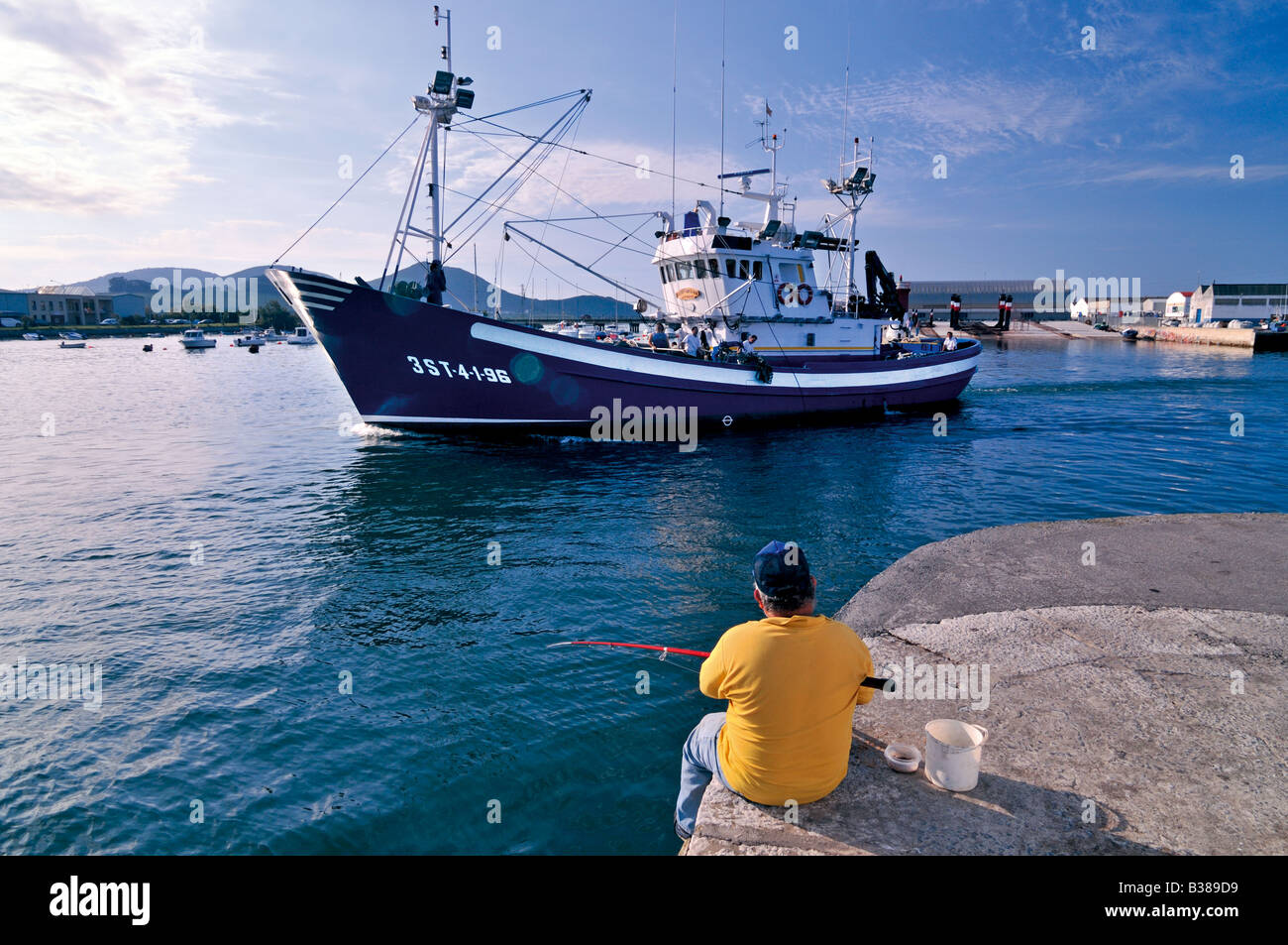 Spagna Cantabria: pesce trawler lasciando per lavori nel porto di Santona Foto Stock