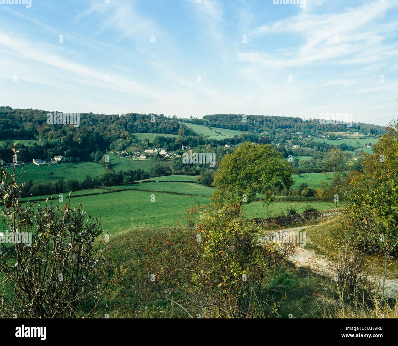 Vista dell'idilliaca Valle Slad e Slad villaggio nel Gloucestershire, Cotswolds, England, Regno Unito, Europa Foto Stock