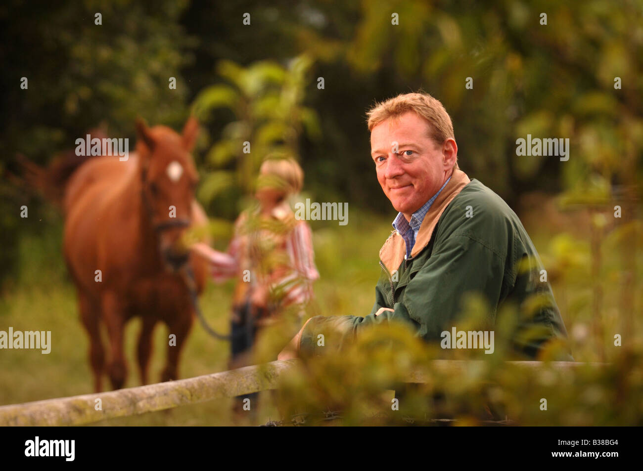 Un uomo e una donna con i cavalli in un paddock WILTSHIRE REGNO UNITO Foto Stock