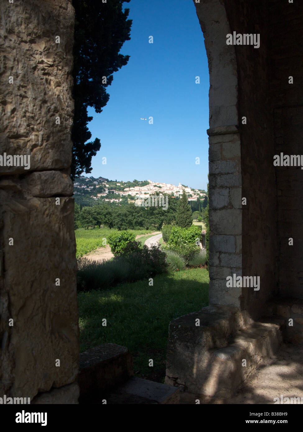 Vista del villaggio di Fayence attraverso un arco, Var, Francia Foto Stock