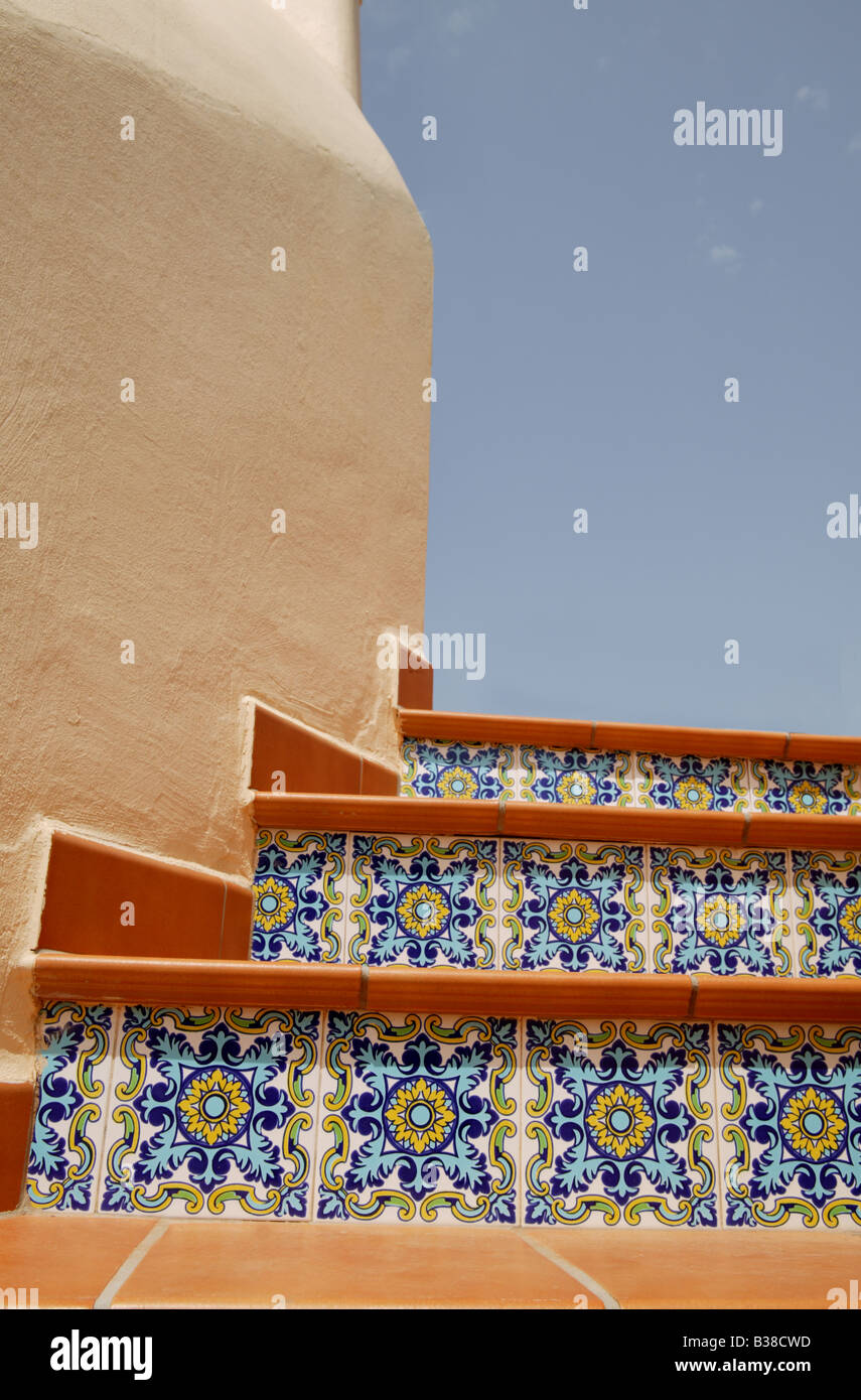 Dettaglio della scalinata che conduce fino a villa spagnolo tetto con blue skies offre aree per la copia Foto Stock