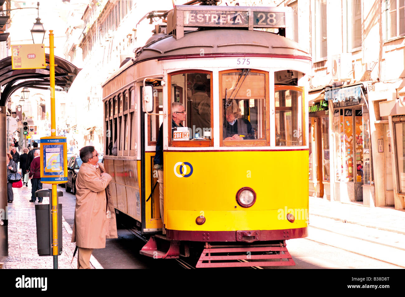 Le persone che entrano in tram storico in Lisbons downtown Foto Stock