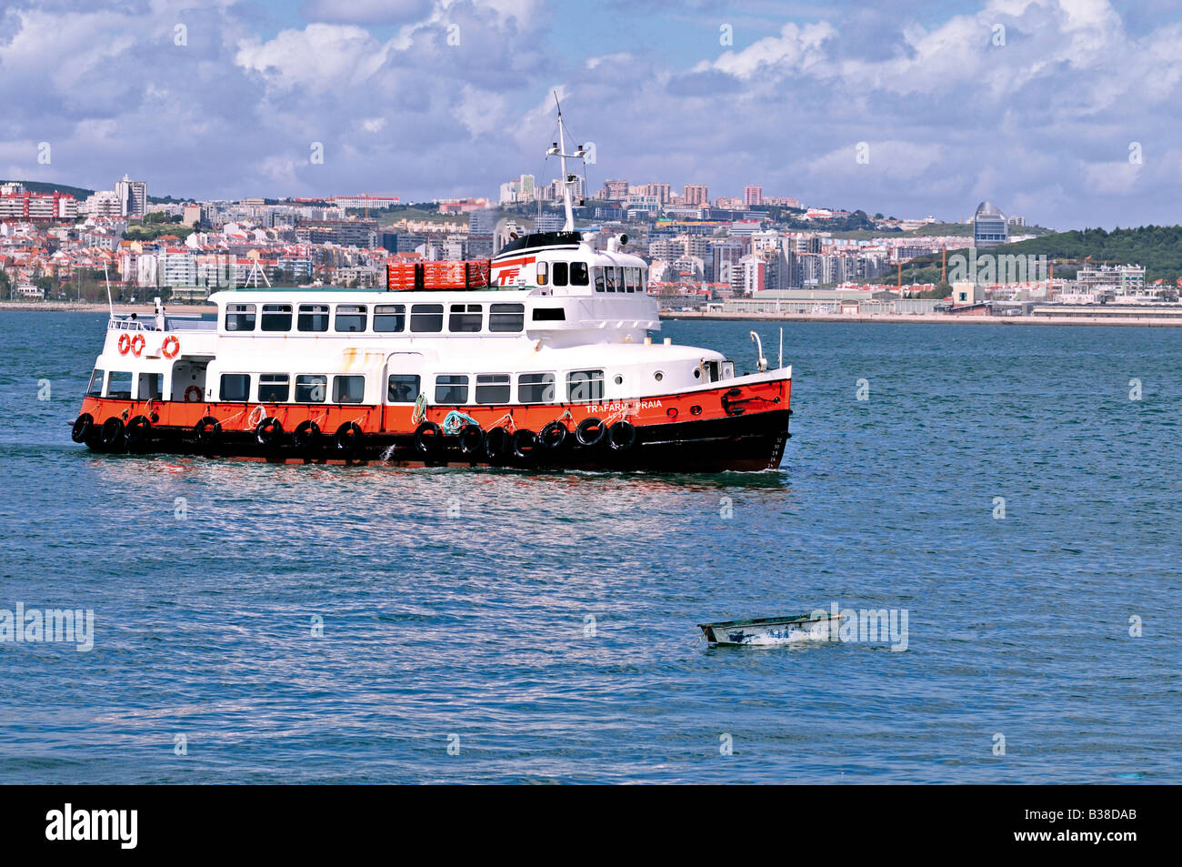 Traghetto sul fiume Tago a Lisbona Foto Stock