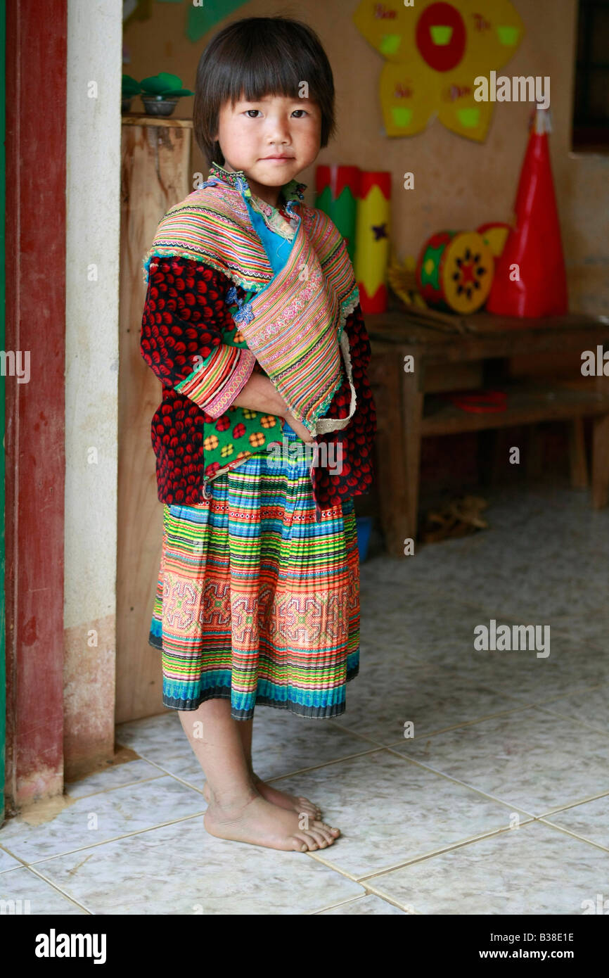 Fiore ragazza Hmong in una scuola del paese vicino a Bac Ha, Vietnam. Foto Stock