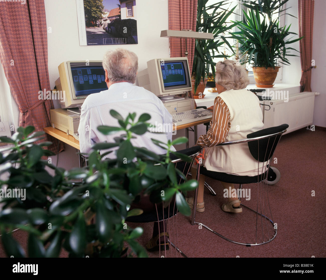 Gli anziani con il computer in casa di riposo, Germania Foto Stock