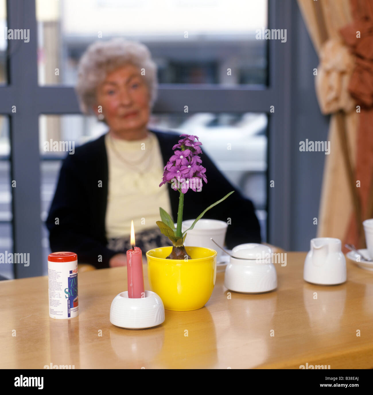 Fiore e candela anziano diffondere dietro casa di riposo, Germania Foto Stock