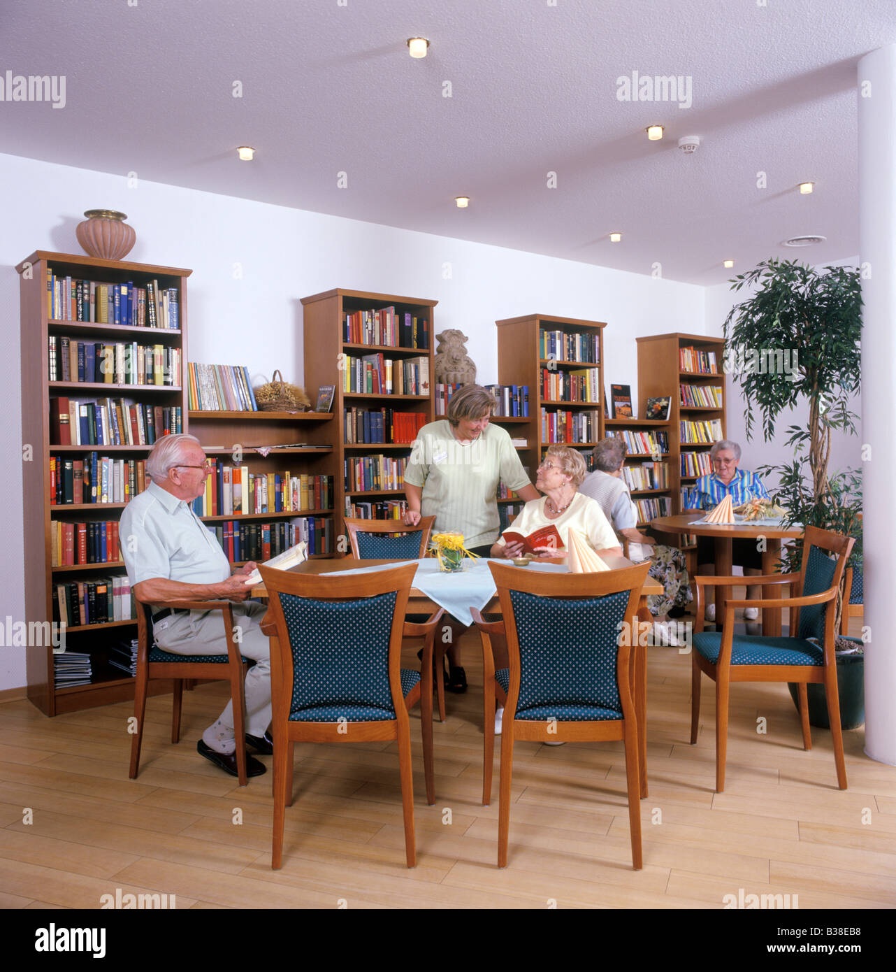 Sala di lettura di una casa di riposo in Germania Foto Stock