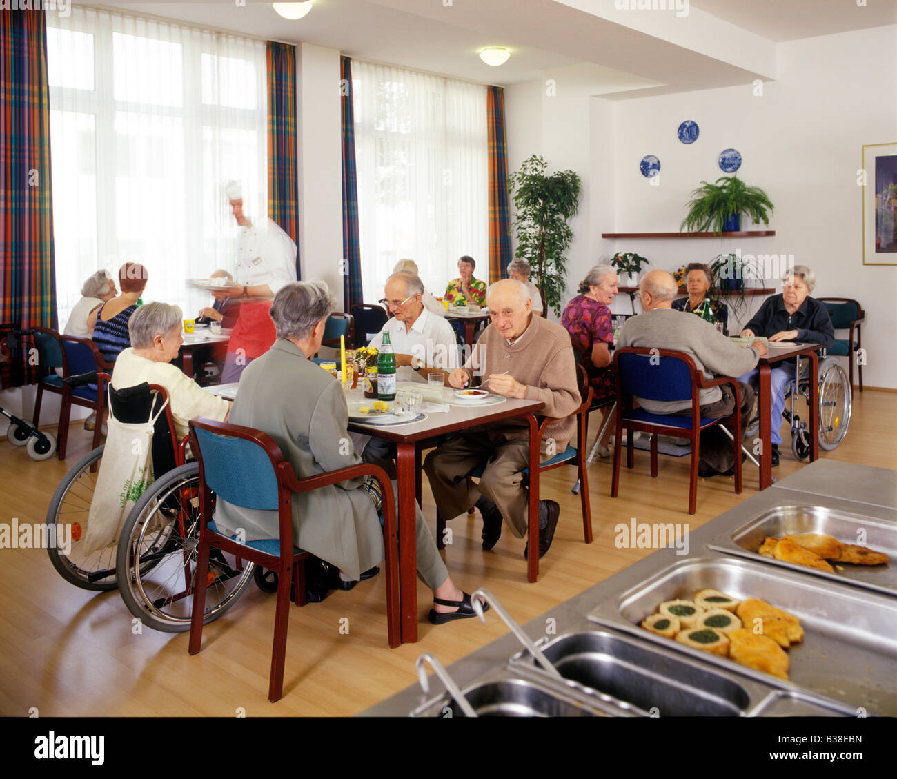 La sala da pranzo di una casa di riposo in Germania Foto Stock