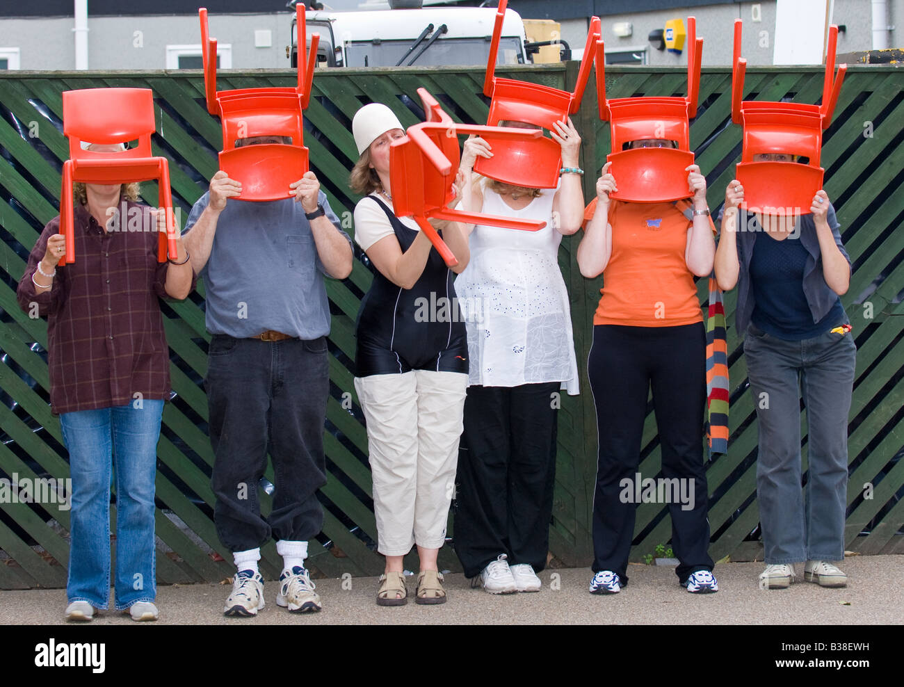 Facce oscurate da sedie - avvistato sulla South Bank di Londra Foto Stock