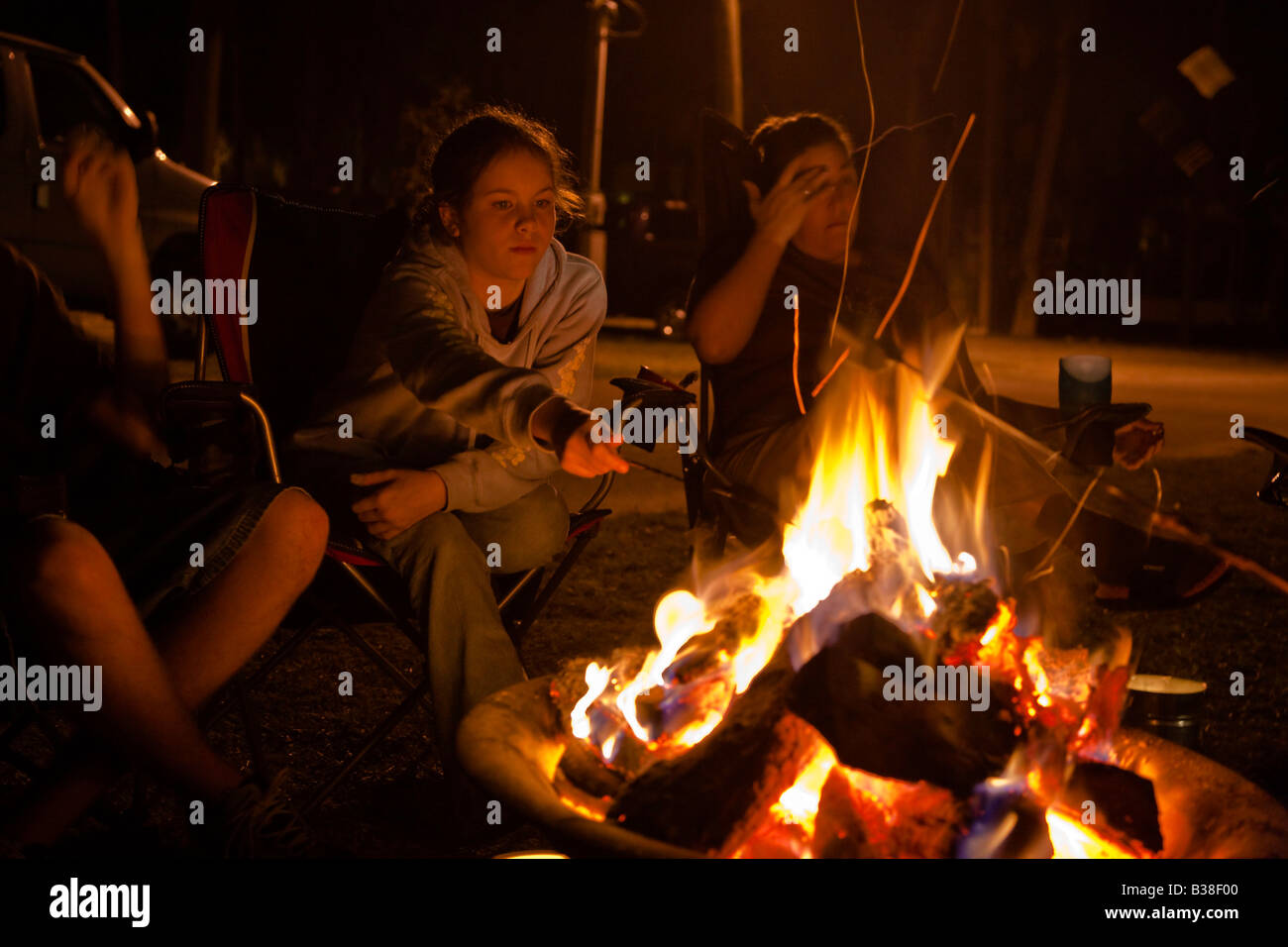 Ai bambini di smores in aprire il fuoco mentre camping Foto Stock
