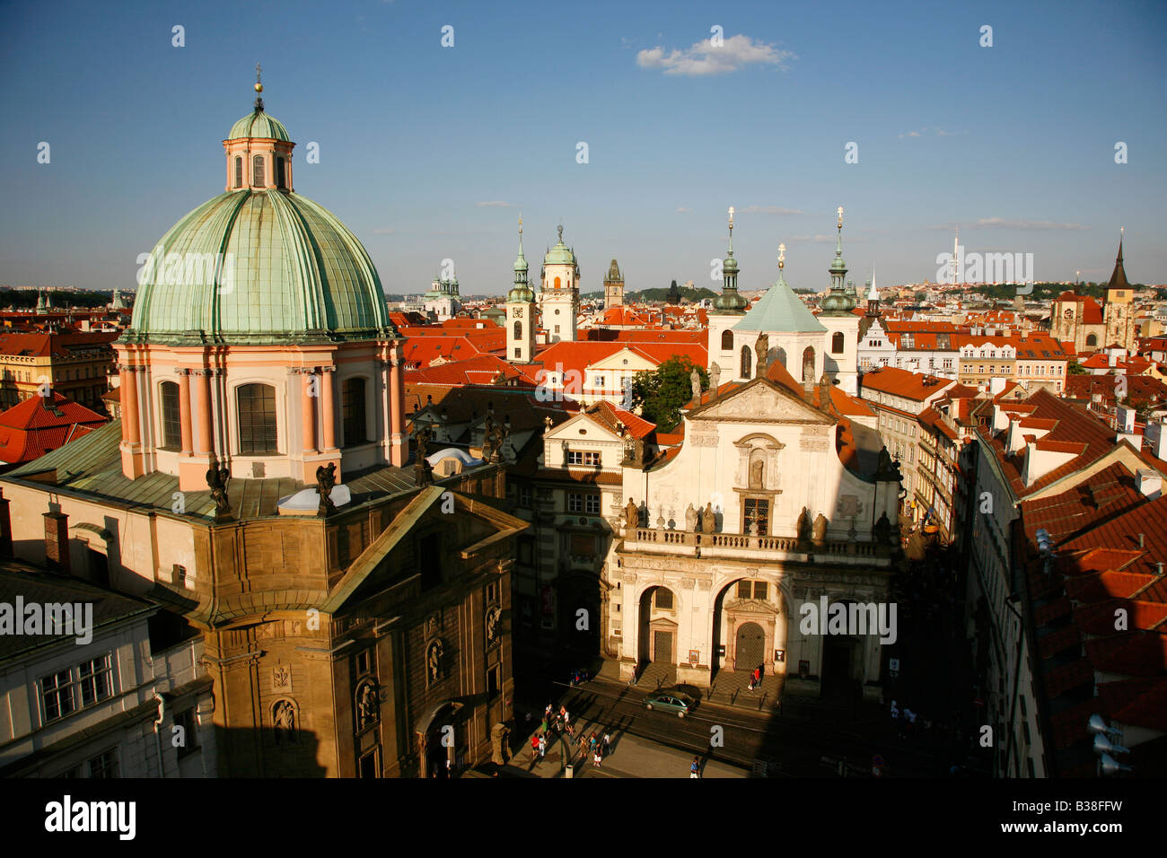 Agosto 2008 - piazza Krizovnicke con la cupola di San Francesco e la chiesa di st Salvator Staré Mesto Praga Repubblica Ceca Foto Stock