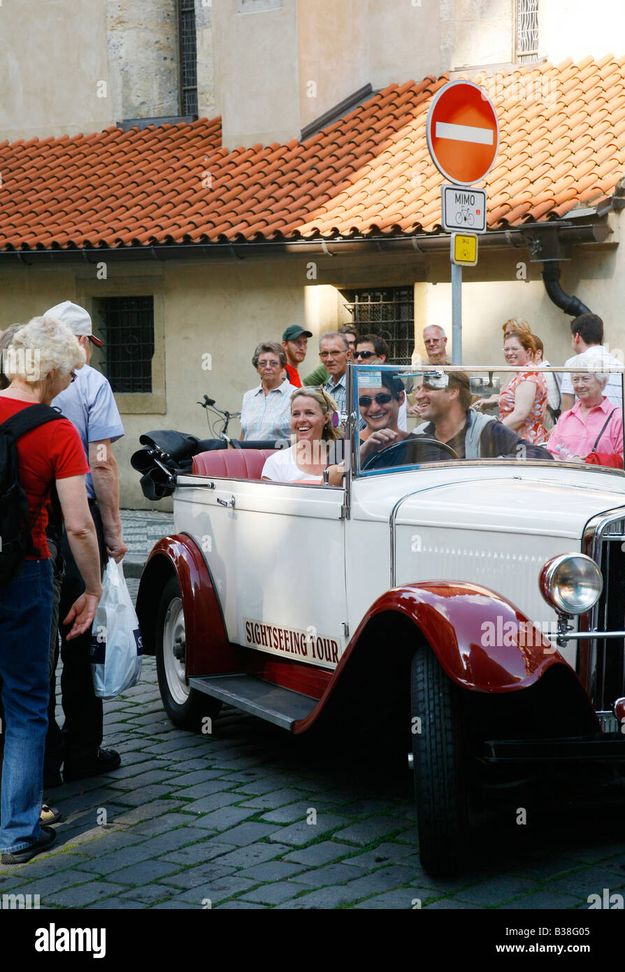 Agosto 2008 - Gita turistica in una vecchia Skoda auto Praga Repubblica Ceca Foto Stock