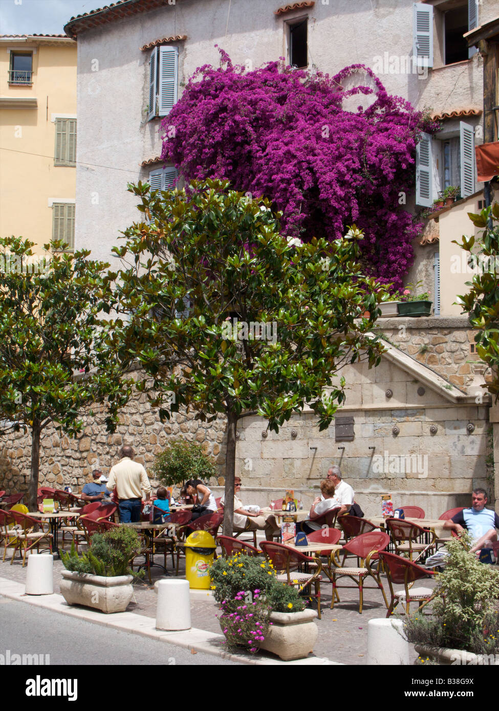 I turisti nel cuore del villaggio provenzale di Fayence, Var, Francia Foto Stock