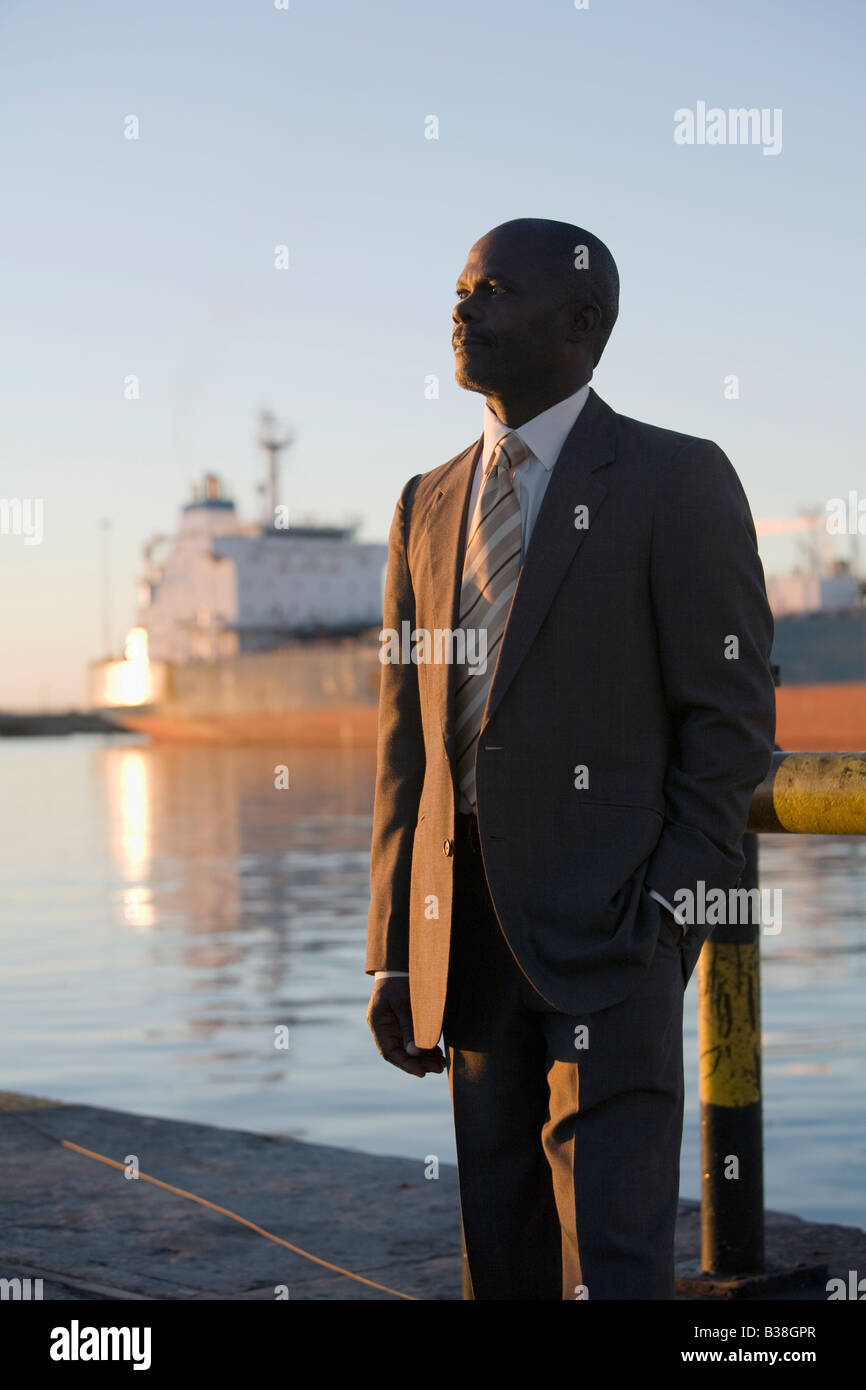 African American businessman sul molo commerciale Foto Stock