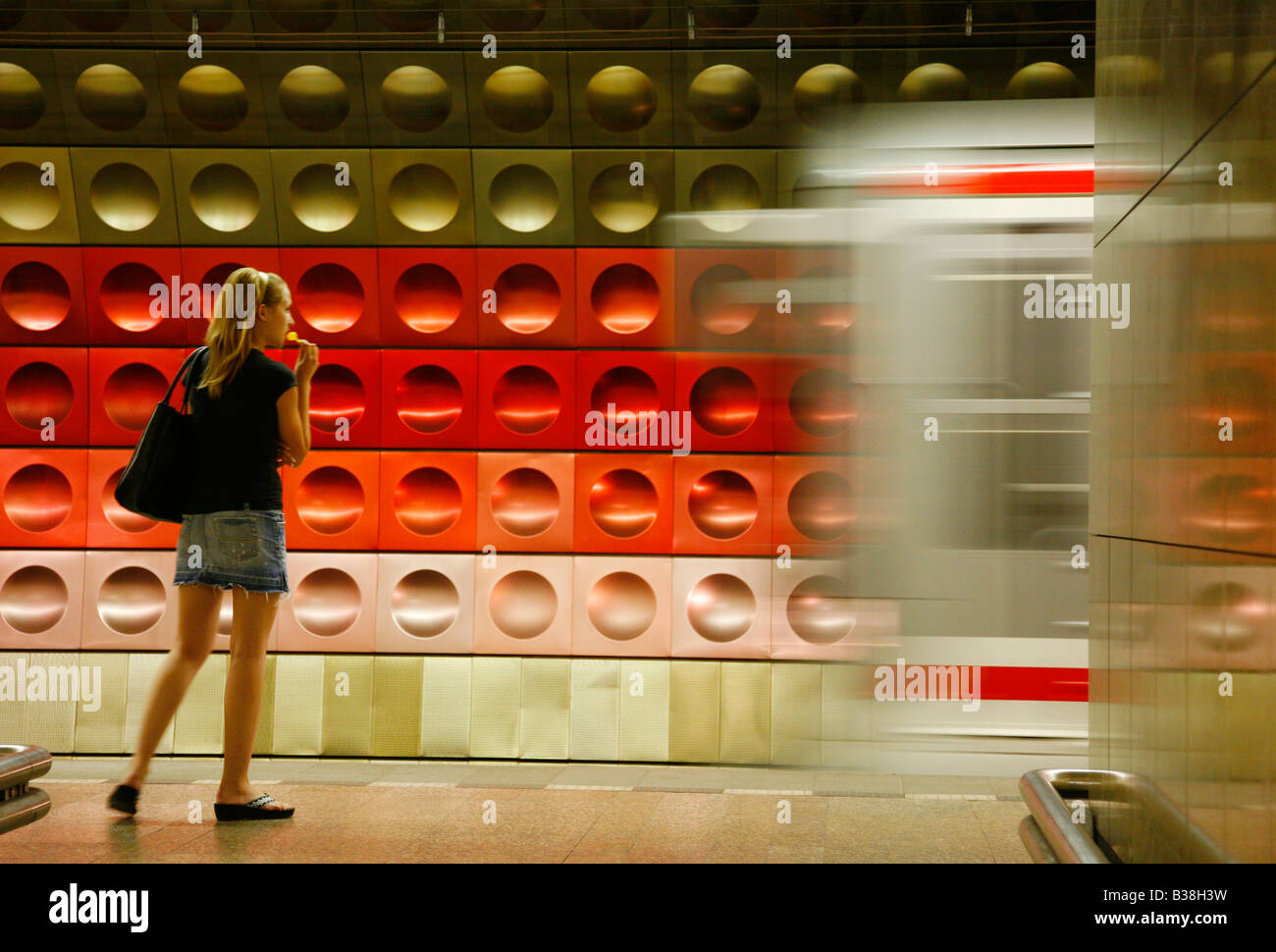 Agosto 2008 - una giovane donna presso la stazione della metropolitana di Praga Repubblica Ceca Foto Stock