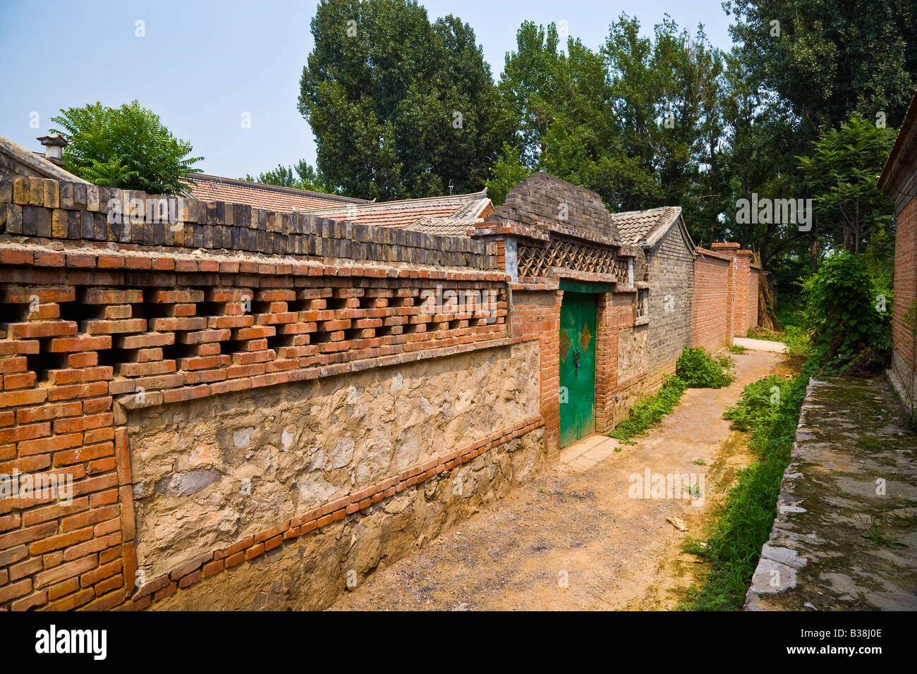 Vicolo di famiglia contadina case di villaggio Datianzhuang, Juyang County, Sanhe City, nella provincia di Hebei a ovest di Pechino Cina JMH3157 Foto Stock