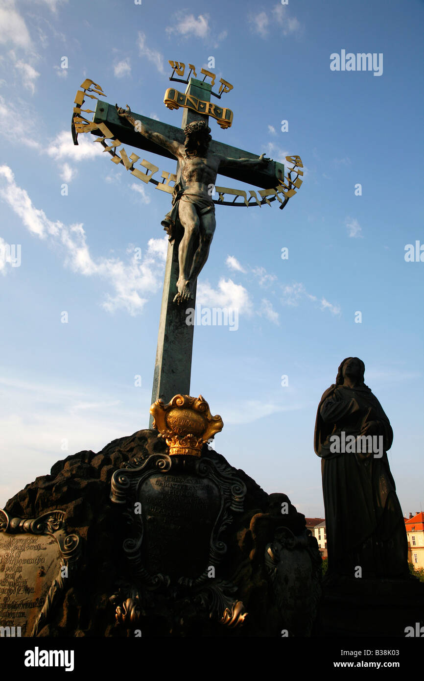 Agosto 2008 - statue del Santo Crocifisso sul Calvario e il Ponte Carlo a Praga Repubblica Ceca Foto Stock