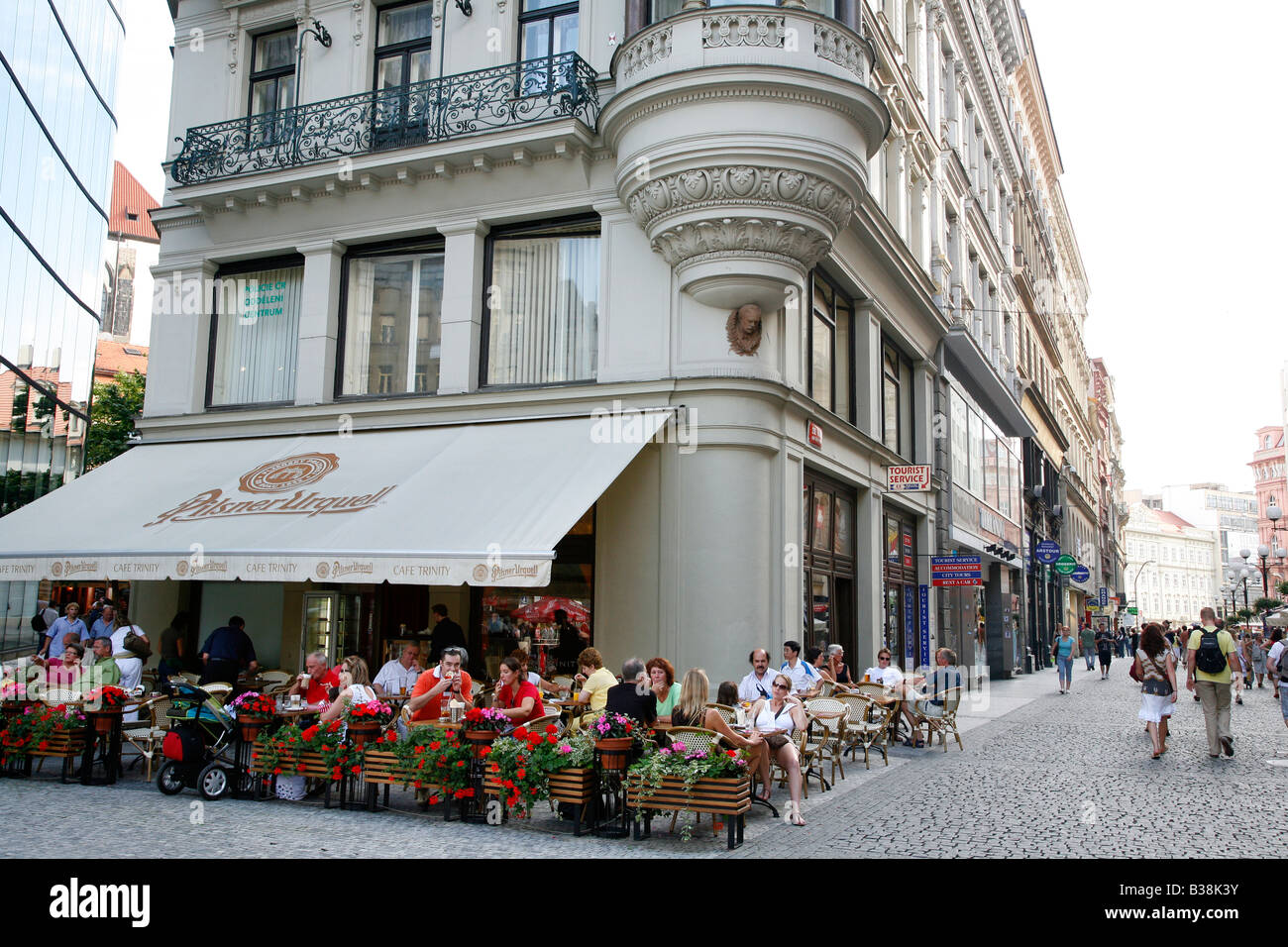 Agosto 2008 - la gente seduta in un caffè all'aperto nella città nuova su 28 Rijna street Nove Mesto Praga Repubblica Ceca Foto Stock