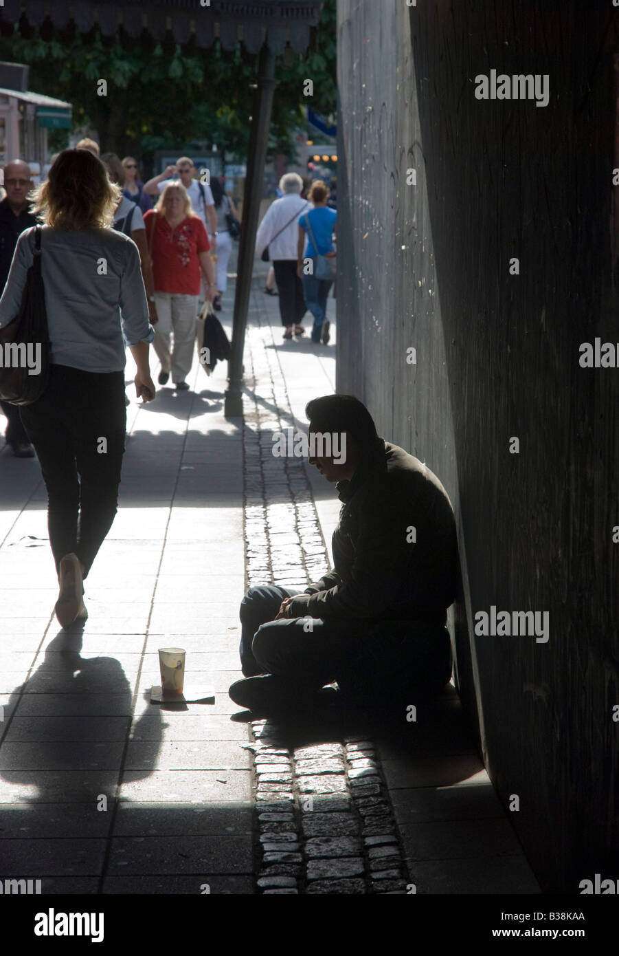 Begger seduta sul marciapiede a Hötorget nel centro di Stoccolma in Svezia Foto Stock