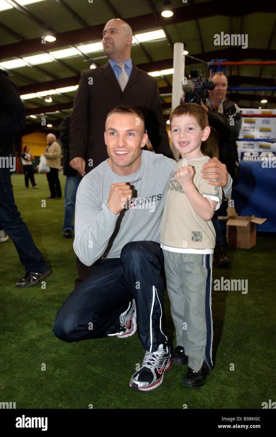 MIKKEL KESSLER DELLA DANIMARCA pone con un giovane la ventola a una foto chiamata a promuovere la sua lotta con Joe Calzaghe a Cardiff Galles S UK n. Foto Stock