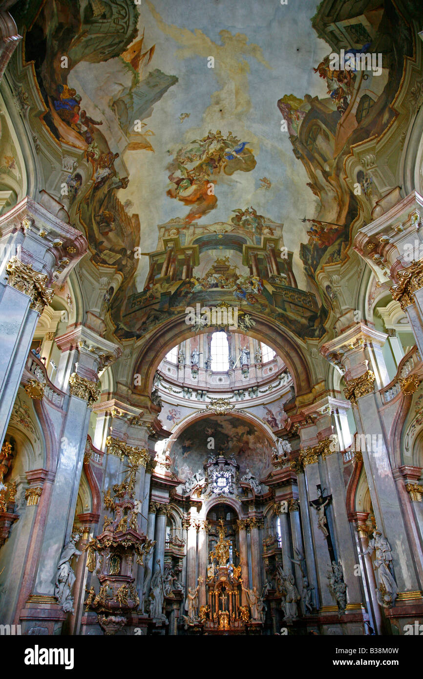Agosto 2008 - l'interno barocco della chiesa di St Nicholas nel quartiere di Mala Strana di Praga Repubblica Ceca Foto Stock