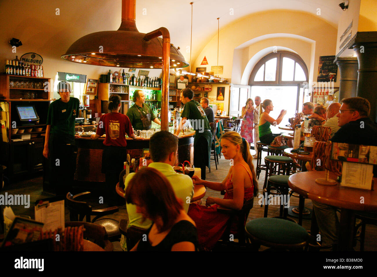 Agosto 2008 - la gente seduta a U Vejvodu Birreria e ristorante Staré Mesto Praga Repubblica Ceca Foto Stock