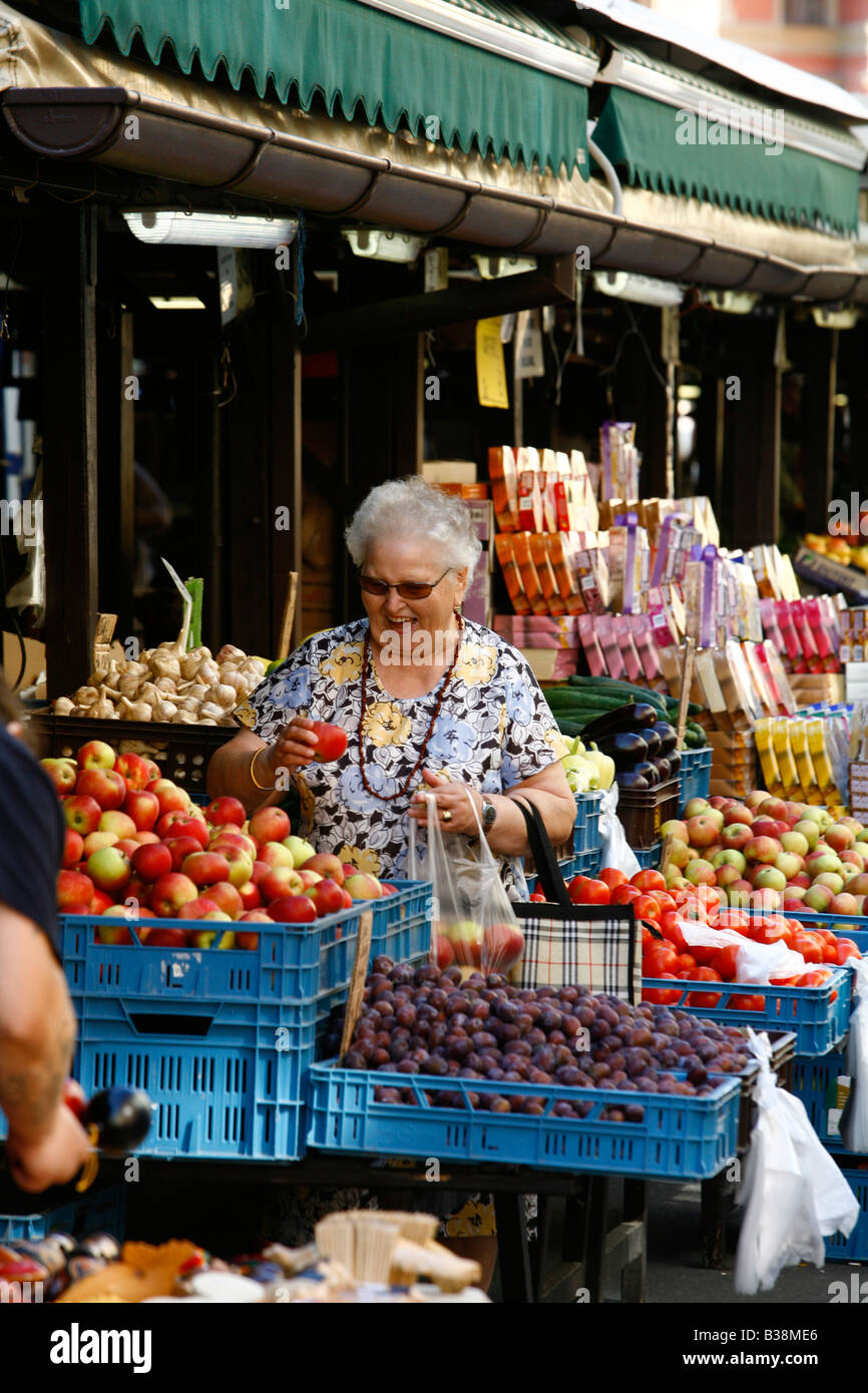 Agosto 2008 - donna acquisto di frutta al mercato di Havelska Staré Mesto Praga Repubblica Ceca Foto Stock