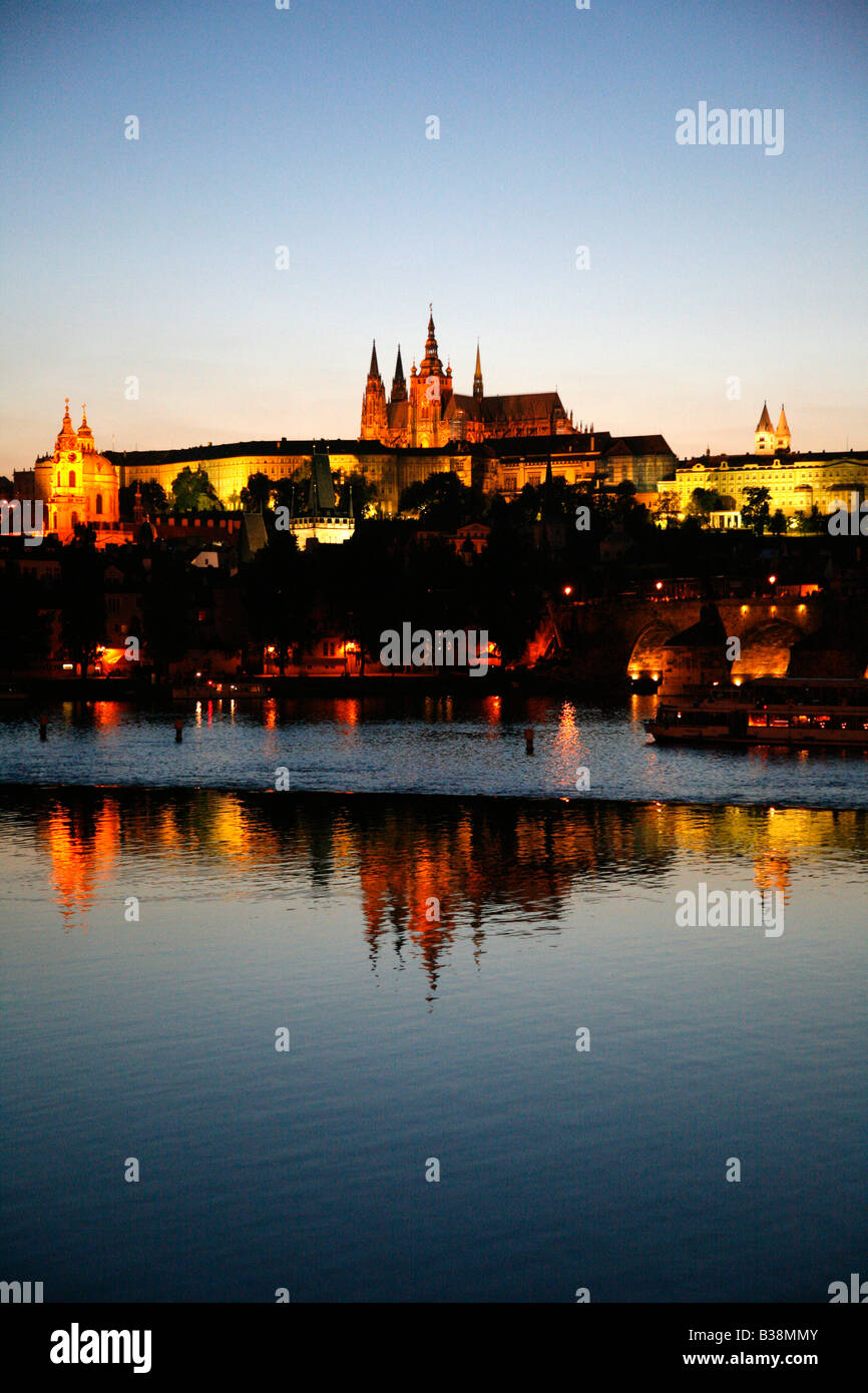 Agosto 2008 - Vista sul Castello e la Cattedrale di San Vito e il ponte Carlo di notte Praga Repubblica Ceca Foto Stock